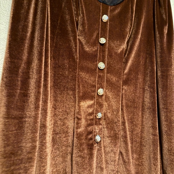 Elegant Long Sleeve Velvet Dress with Lace Trim - Picture 9 of 9